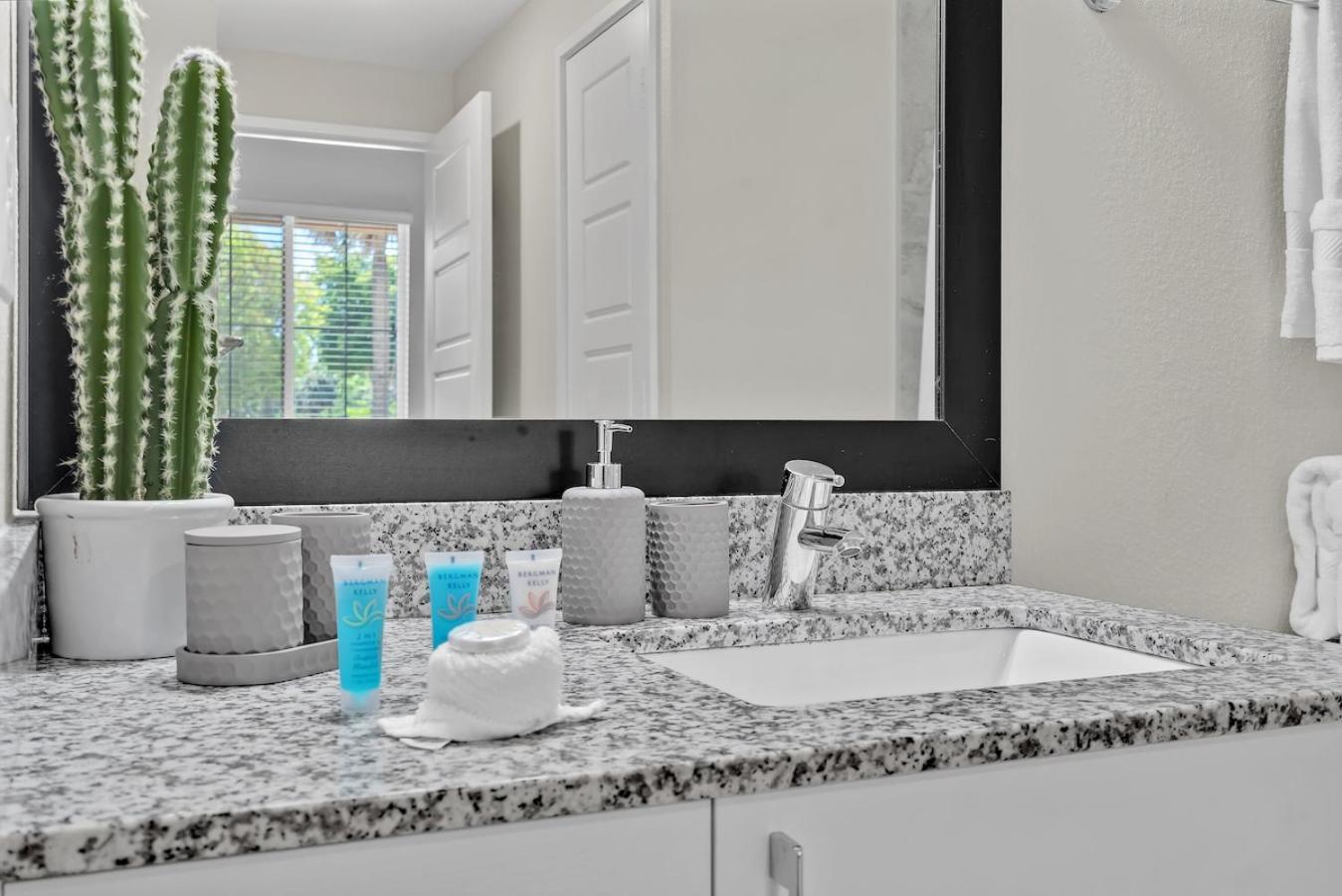 Cozy Retreat 2 Bedroom Hideaway Moments From The Sand 보인톤비치 외부 사진
